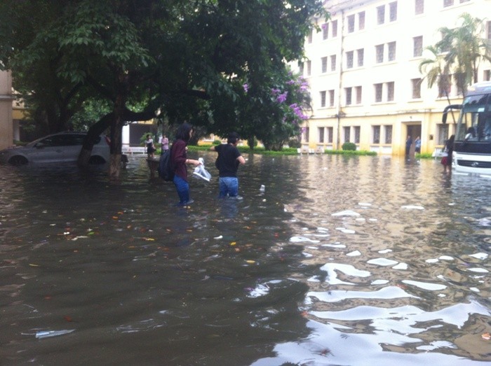 Canh cac truong DH o Ha Noi thanh bien nuoc vi ngap lut-Hinh-6